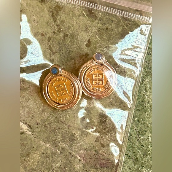 GIVENCHY  Paris New York Vintage 80s Coin Medallion earrings - Picture 7 of 8